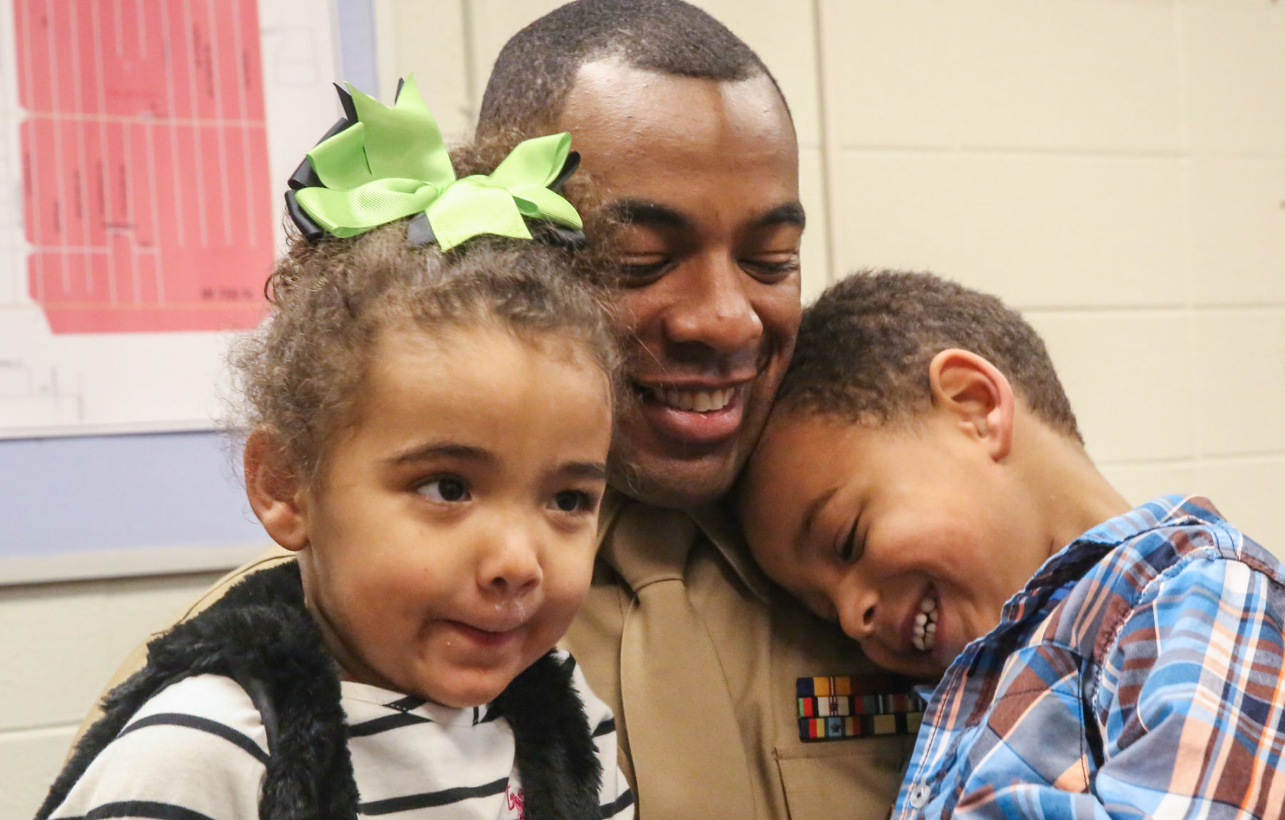 Marine dad surprises his kindergarten son